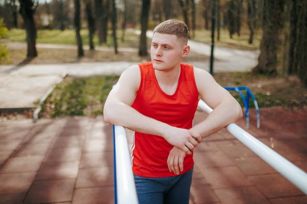 Tenues de sport pour hommes : quelle matière choisir pour l'été ?