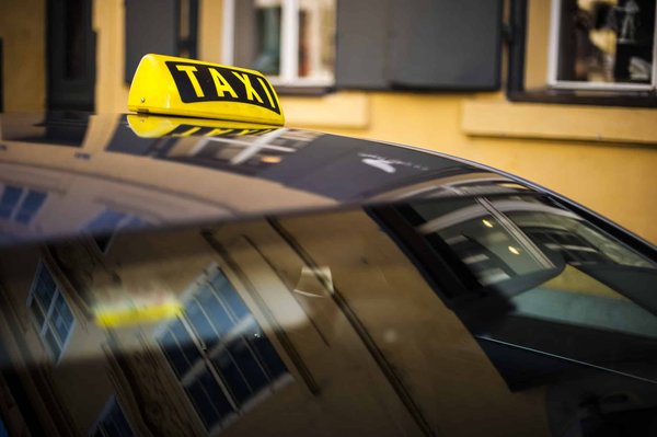 Évasion Urbaine: Pourquoi Choisir un Taxi à Bordeaux Est Plus Qu'un Simple Déplacement !