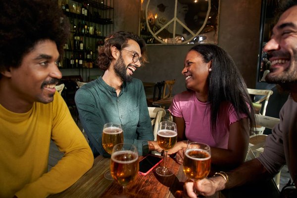 Pourquoi ne pas organiser votre soirée team building dans un espace bar et snacks ?